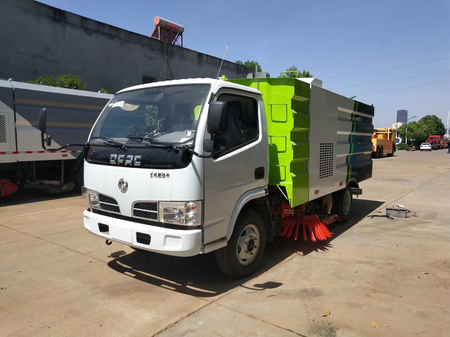 道路清掃車的行業(yè)價(jià)值與應(yīng)用 洗掃車、掃地車與掃路車的全面解析